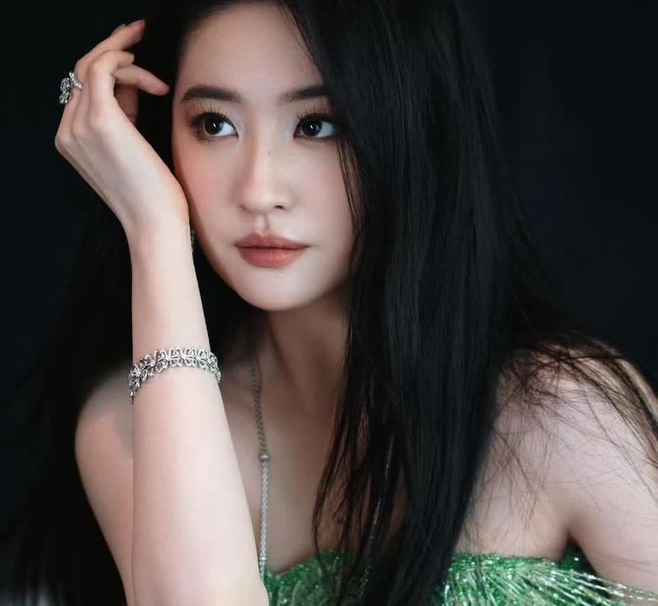 刘亦菲一袭清新绿连衣裙 美的如此惊艳动人