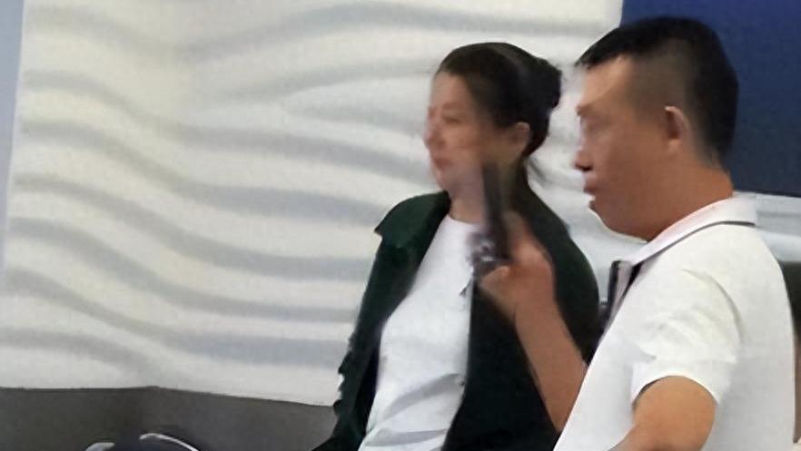 闫学晶去三亚散心了？穿戴朴素面带墨镜，显得颇为闲适