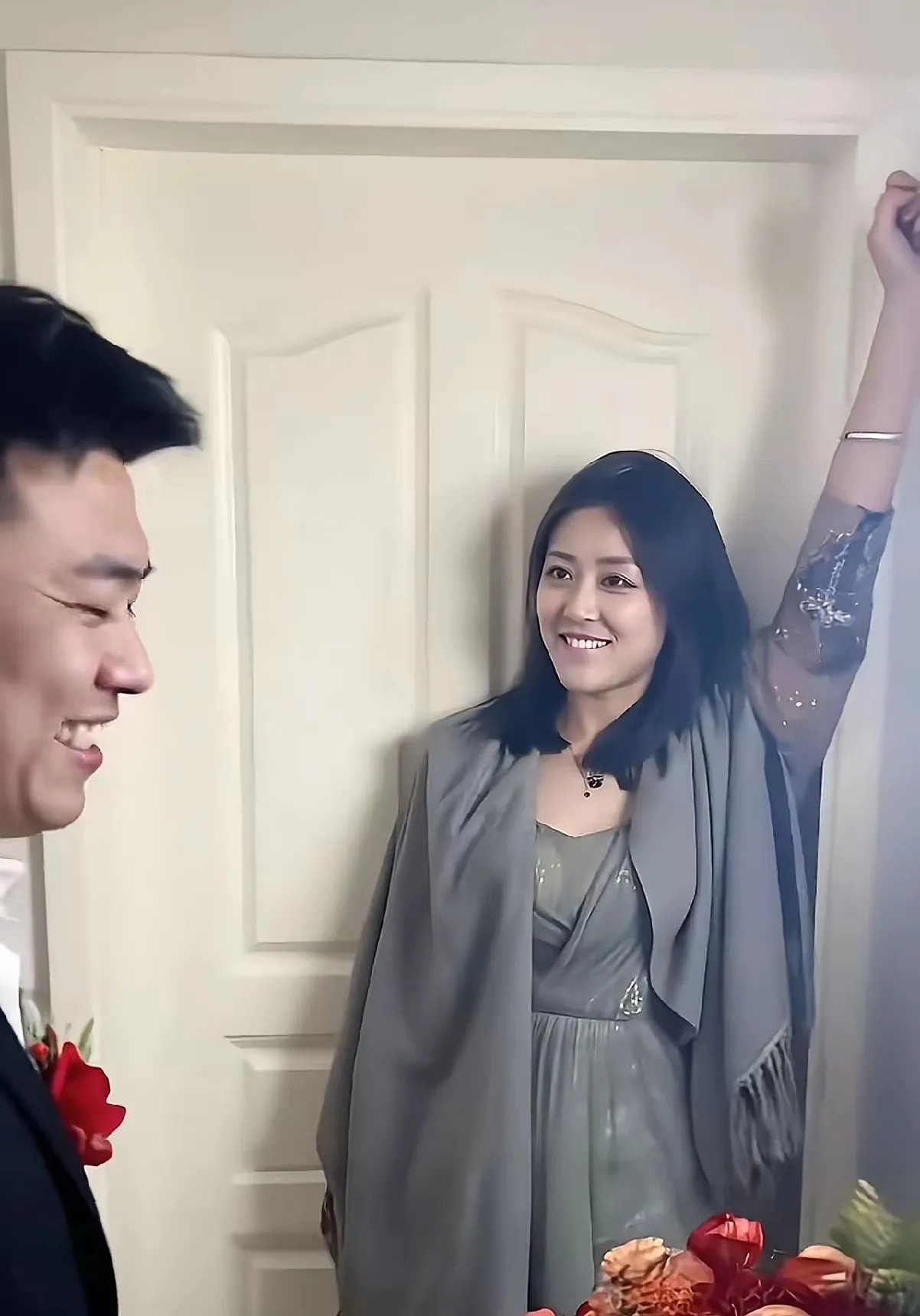被伴娘堵门了，网友们支个招呗