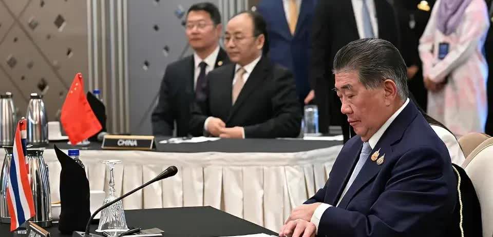 外国媒体报道：在中美代表的监督下，柬埔寨和泰国绝对不敢违反协议。

外媒认为