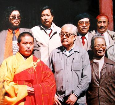 1990年，25岁的释永信与漫画大师华君武先生及夫人等人在少林寺。此时，释永信虽