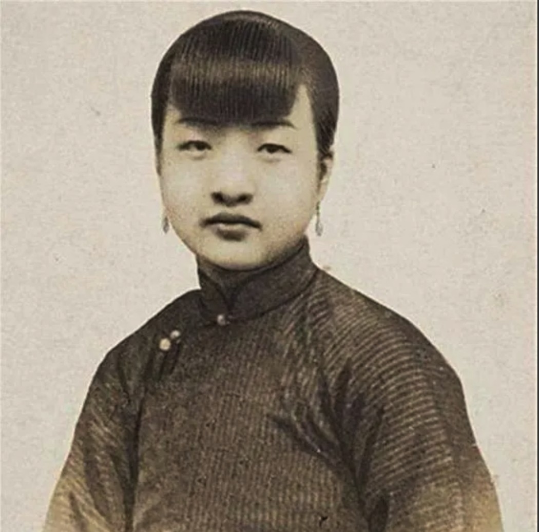 1930年，盛爱颐苦等宋子文7年后，听说他已到上海，就想去见他。但她却愣住了，宋