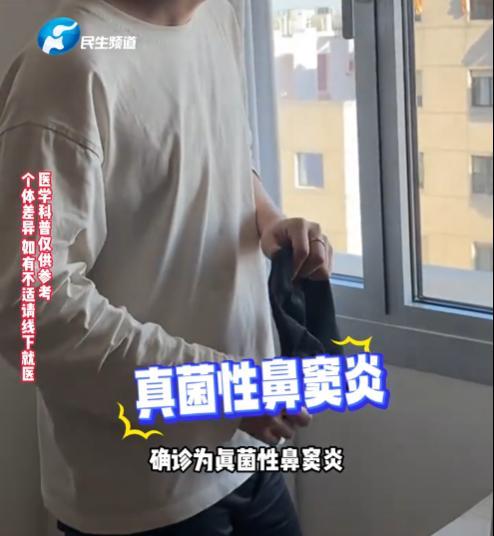 一小伙喜欢闻臭袜子，结果就悲剧了！最近突然发现自己闻什么都是臭的，即便在自己最喜