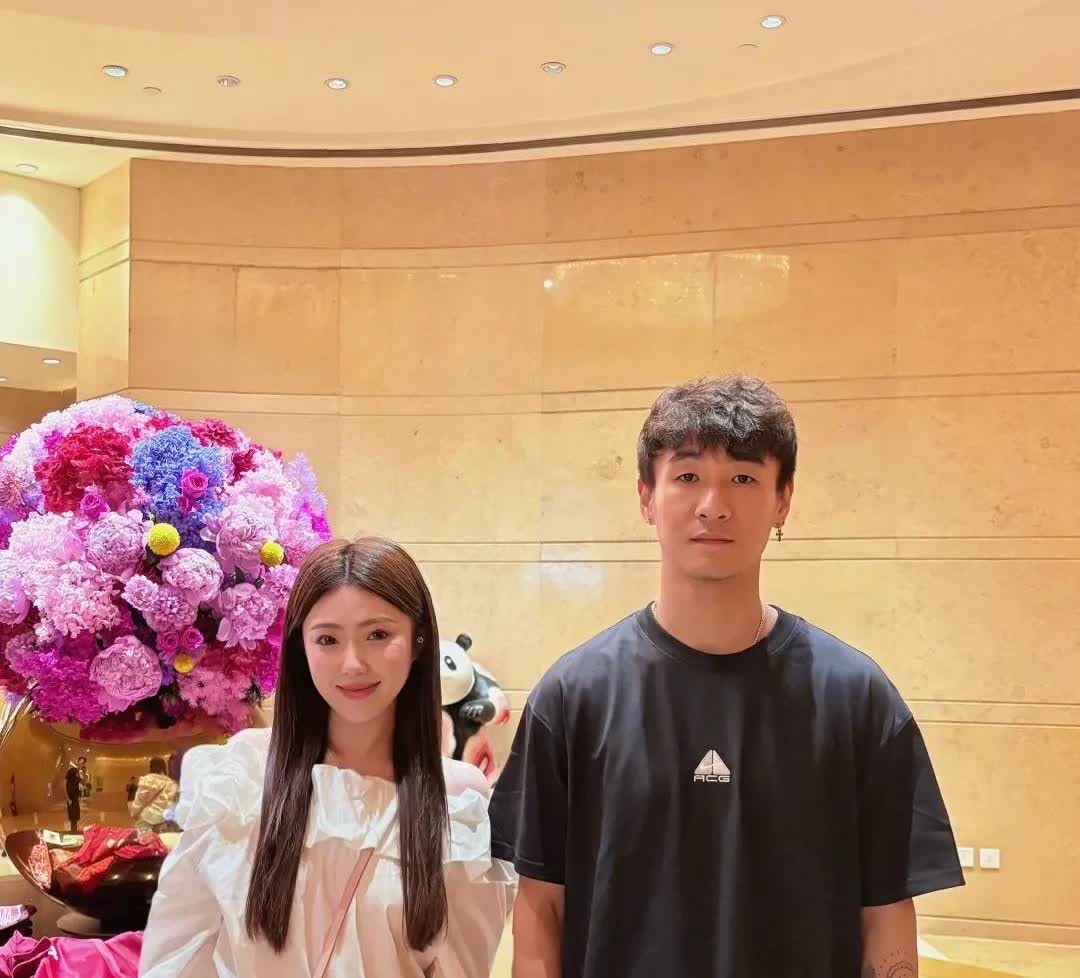 以前的韦世豪，那可是球场

“不羁少年”，进球随缘，主打一个

潇洒自在