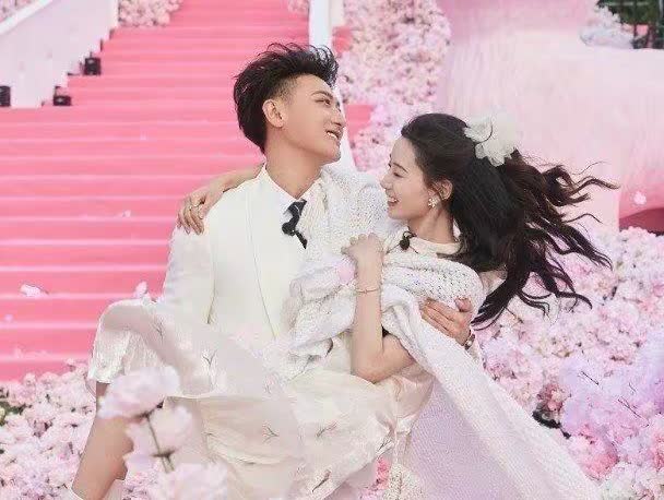 不是这一声不吭的就生孩子了
合着两口子一起骗人！！
黄子韬和徐艺洋今年才开始