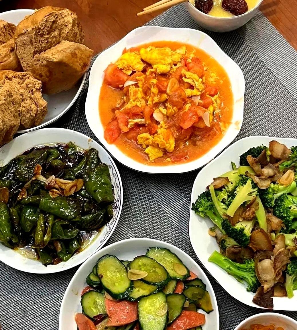 昨天把爸妈接来都半夜了。

我是远嫁甘肃的，爸妈第一次来，婆婆大早上就给就炒