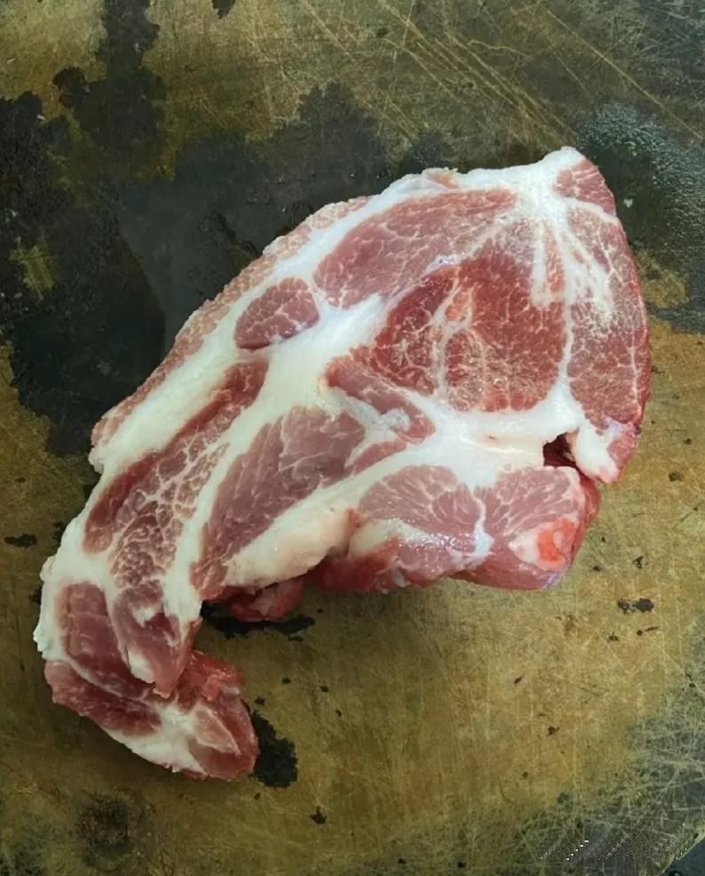 二婶家今天下午杀猪，是自己养的土猪。刚刚给我家送了一大块猪肉，说给我孩子吃，孩子