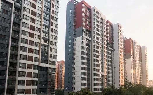 在这个充满温情的故事背后，却隐藏着令人唏嘘的家庭关系与人性考验。姐姐本是怀着一颗
