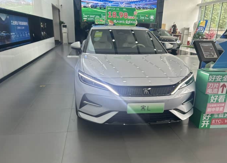 
终于劝说成功了，我弟弟答应买新能源汽车。
我弟弟要买车，他距离上班地点有40k