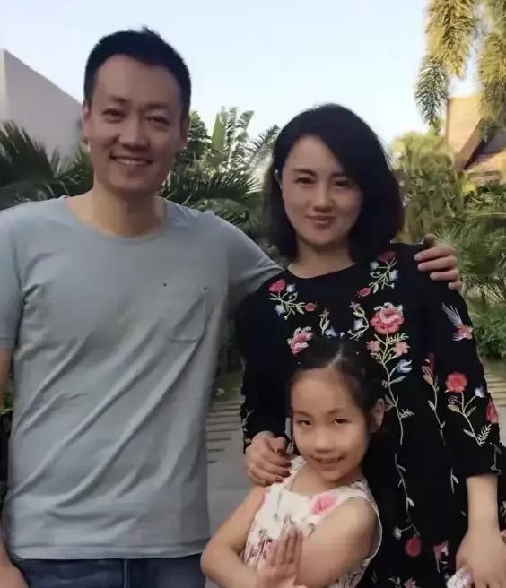 真的羡慕朱媛媛，可以走在最爱的人前边。



在校园里，辛柏青是众多女生倾慕的对
