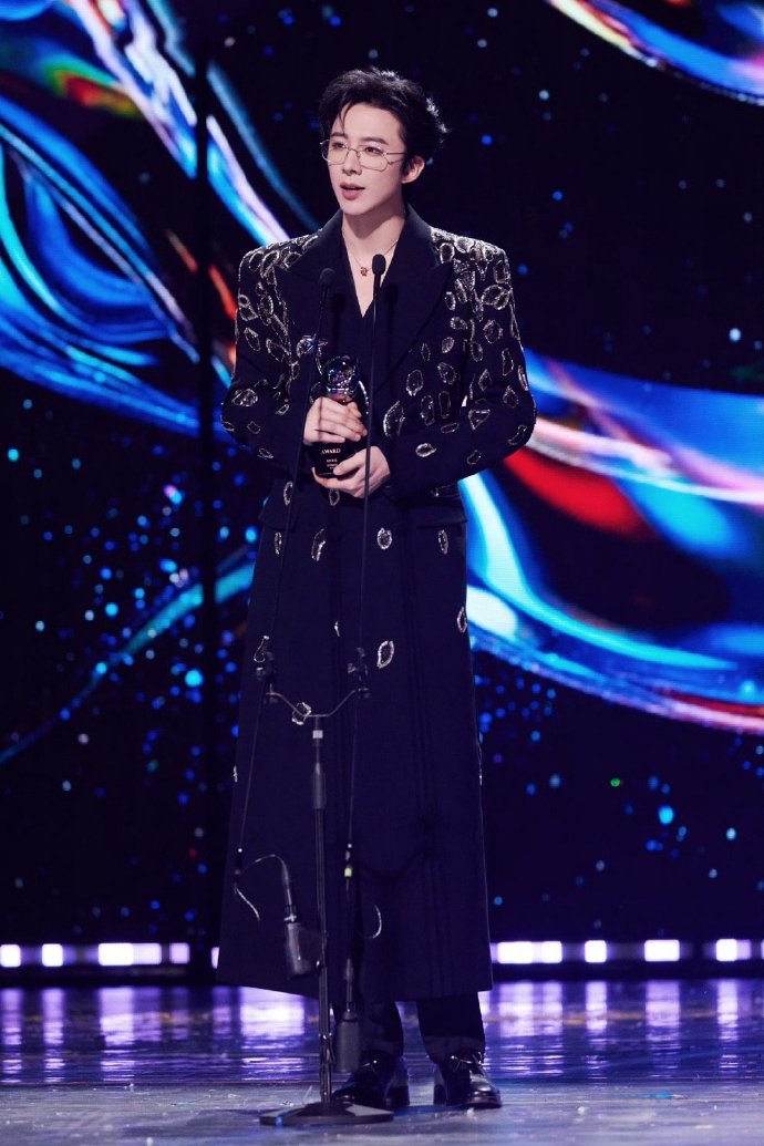 刘宇宁2025年末行程封神！11月商务、综艺、新歌、北京演唱会连轴转，12月跨城