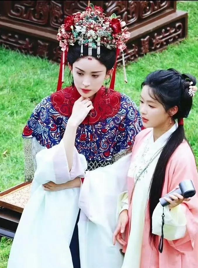 女主和女主也是有区别的！
古力娜扎是电视剧女主，余茵是网剧女主，两个人同框，余茵