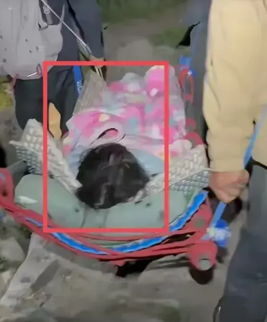 现在全网最难受的就是这个女驴友了！
女驴友旅程中被落石砸中了，找到当地藏民花费6