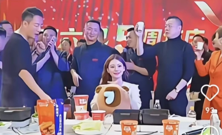 麻六记五周年:汪小菲3次摸马筱梅孕肚，超宠！女方主动凑过去索吻！

马筱梅和汪小