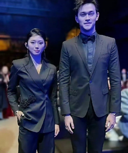 吴艳妮和孙杨同框，身高175的吴艳妮都变娇小了！ ​​​