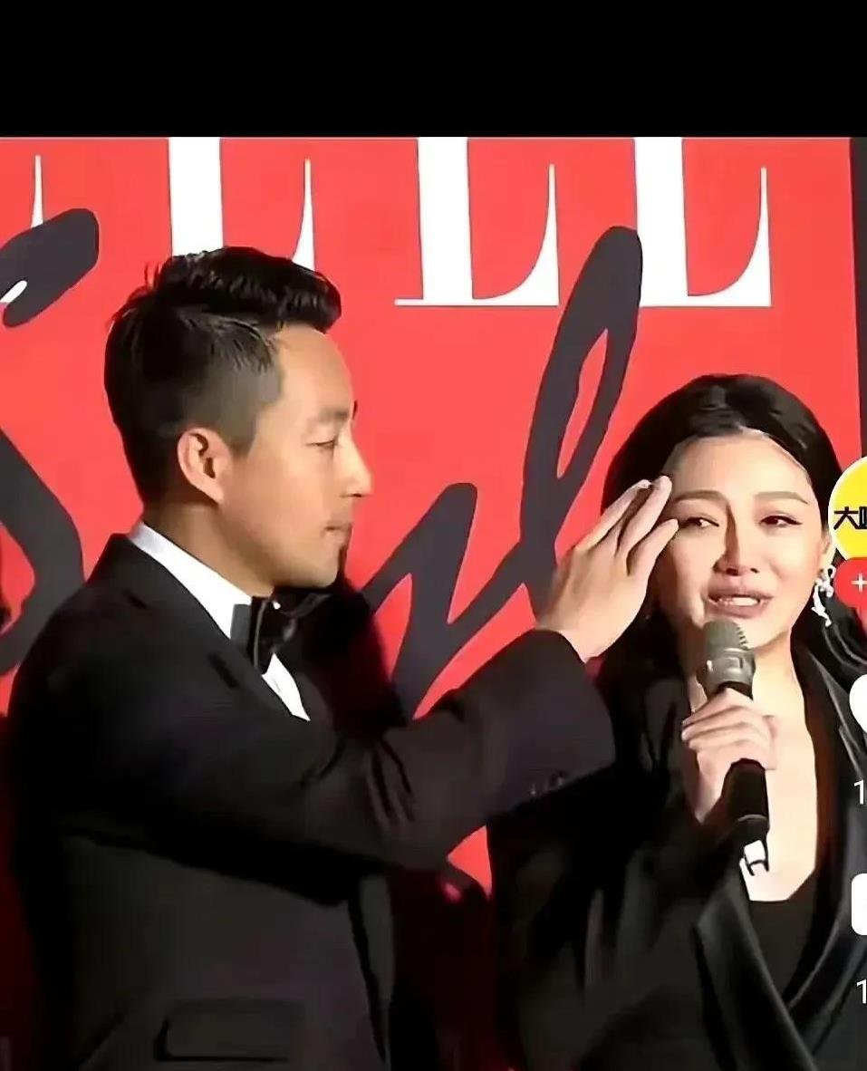 肢体语言不会骗人！大S汪小菲最后一次出席公开场合，汪小菲细心地为大S整理发丝，大