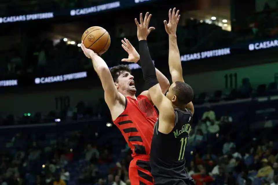 开拓者狂输垫底鹈鹕23分，三大中锋缺阵内线被打爆，伤兵满营打法遭质疑