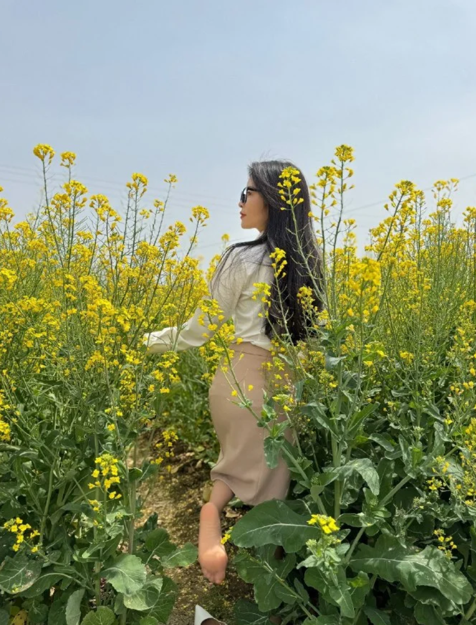 路过一片油菜花，当然要美美的拍个照啦