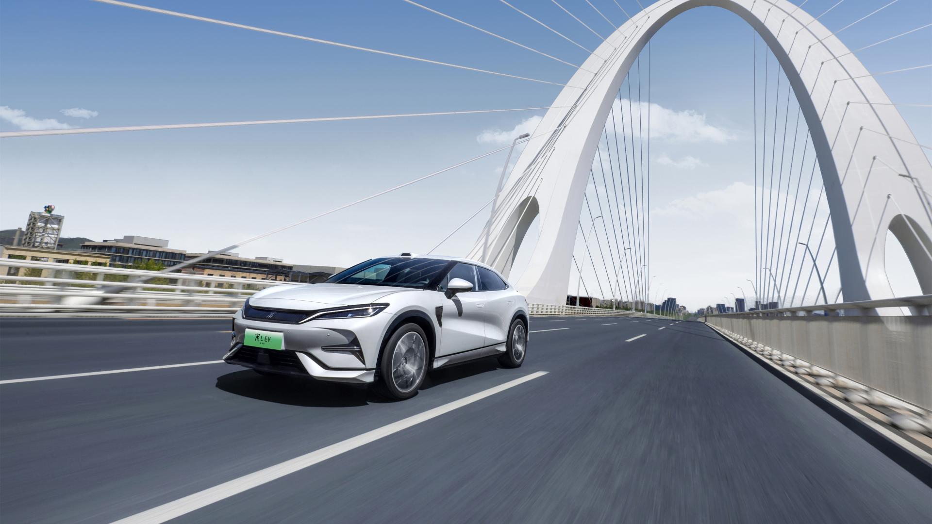 2025年中国汽车市场：新能源渗透率突破55%，比亚迪领跑行业