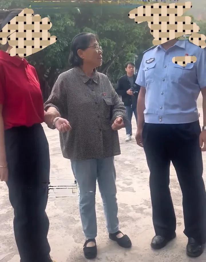 今天张桂梅老师送学生参加高考，出发时发生了这样一个小插曲。
有两名学生由于晕车不