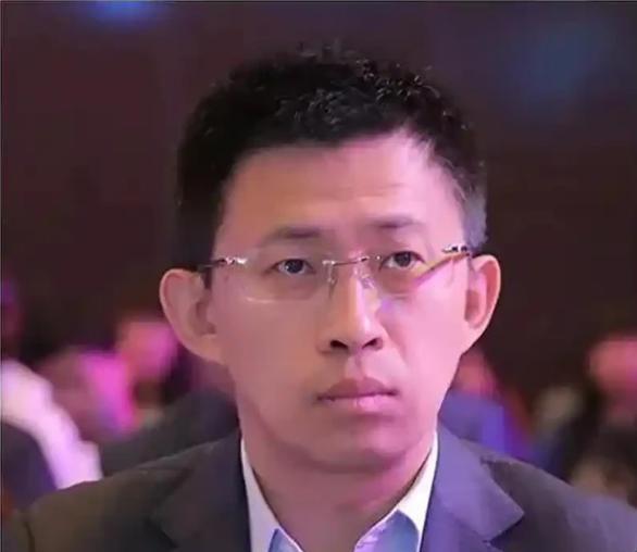 2002年，华为工程师吕晓峰在乘坐飞机前往突尼斯时，在飞机起飞仅一分钟后，发动机