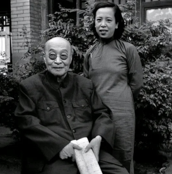 1923年，张宗昌小妾生病，请来名医施今墨。施今墨刚要写药方，却突然停下。张宗昌