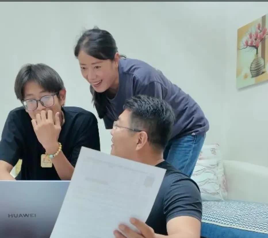 考场外跪谢无腿父亲的孩子成绩公布
作为父亲的陈州表示很满意
会遵从孩子的意愿