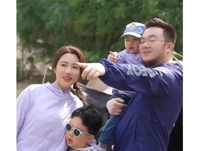 亲爹求复合，巴图估计会为了孩子原谅他…

巴图年轻的时候，亲爹英达对他不管不