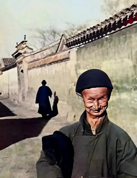 1917年，北京城，紫禁城大门洞开，最后一批太监宫女被驱逐。



那一年，古老