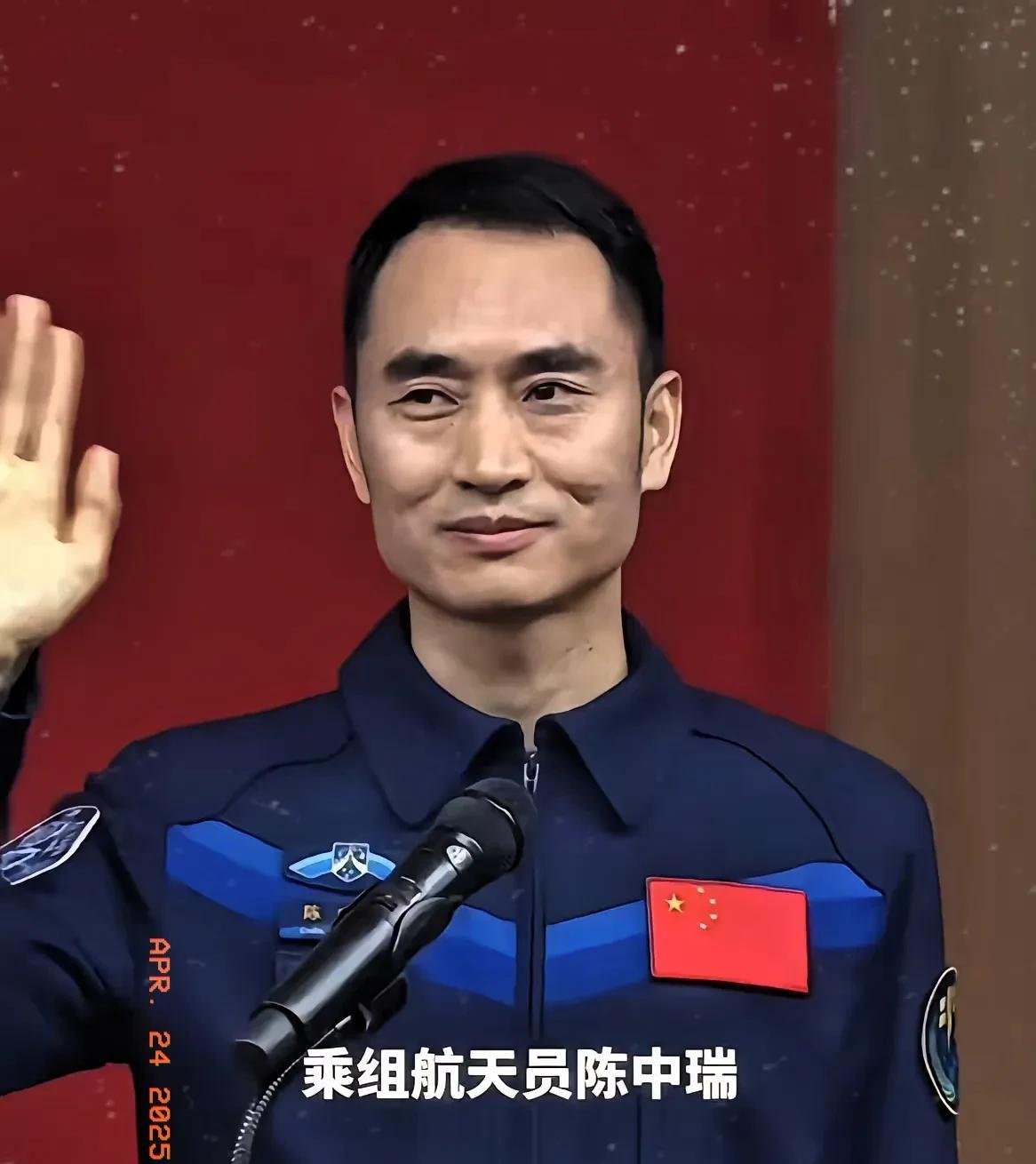 不查不知道，
神舟二十号新航天员陈中瑞，
在此次航天飞行任务中，居然悄悄带了几幅
