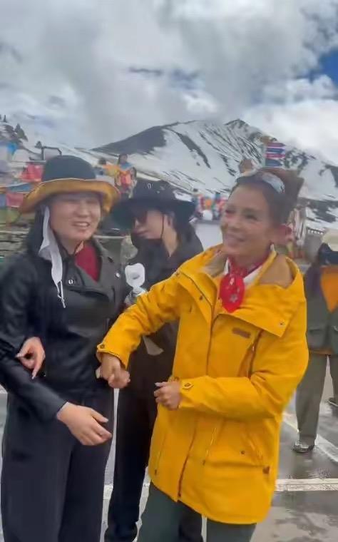 2025年5月28日，央视主持人朱迅在四川甘孜折多山景区，参加公益活动时遇女游客