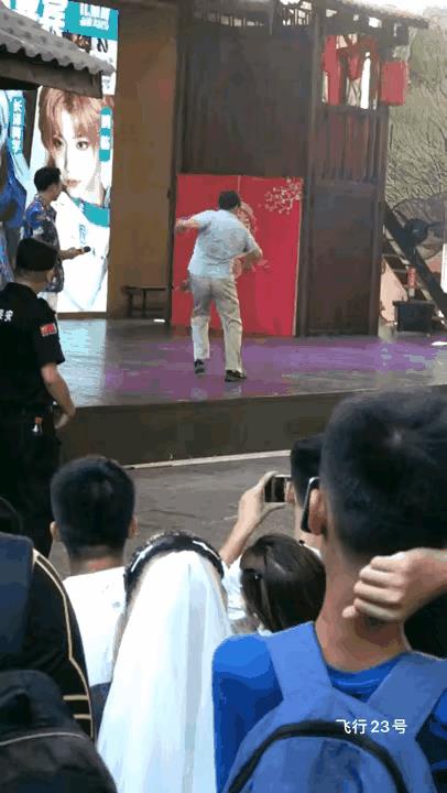 人家都痒成啥样了，看啥啊赶紧给挠挠后背啊。