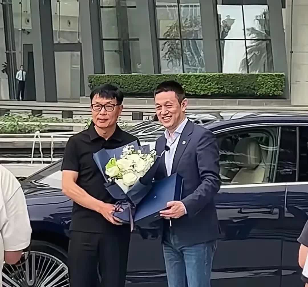 蔚来ET9的第一个客户：美的集团董事长方洪波。蔚来的老板亲自手捧鲜花去顺德交付新