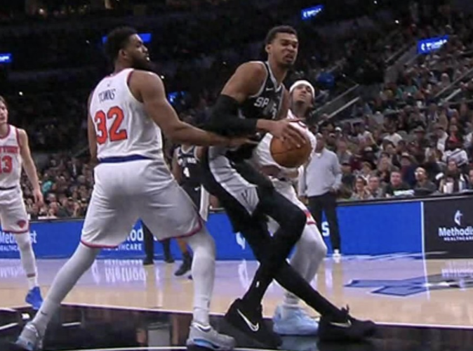 马刺队中锋文班亚马在采访中谈到了腿部的伤势问题，他表示自己并无大碍。
与尼克斯比