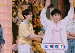 黄子弘凡体内的小狗能量要爆发啦！跳指定动作时扑腾着两只手，走向答题区还不忘想歌词