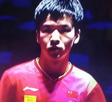向鹏再次上演黑马表现，闯入决赛，解说员闫安说：

”向鹏今天正手发挥相当出色，反
