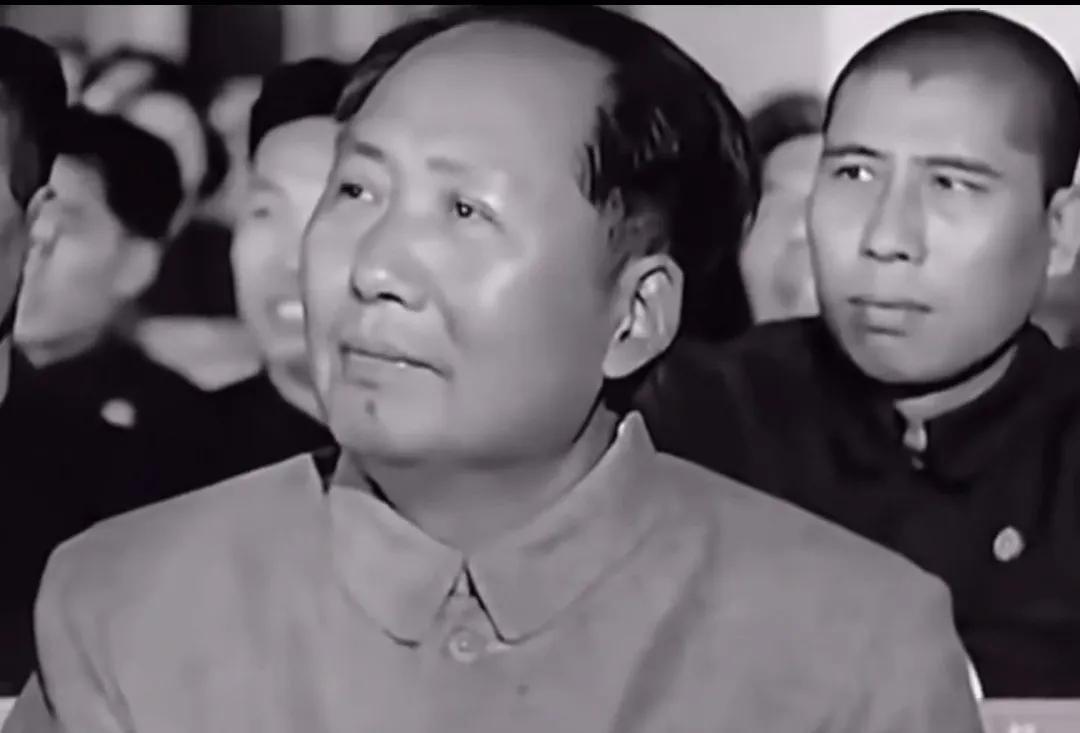 黄继光的母亲在台上讲话，几句朴实的话，坐台下的毛主席都听哭了！
黄继光的母亲叫邓