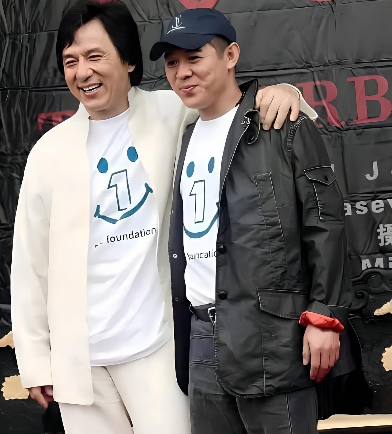 成龙与李连杰都是国际功夫巨星，他俩将中国功夫带到好莱坞电影中，深受国内外观众的喜