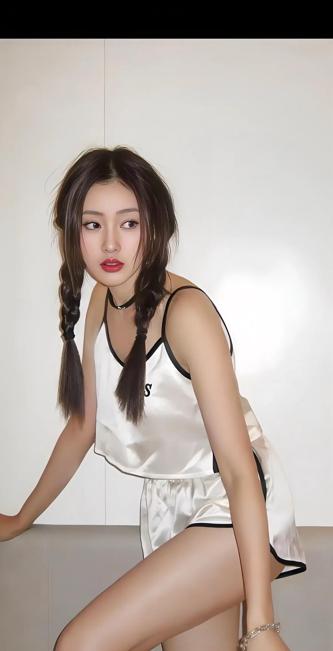 这个扎着两个麻花辫，穿着运动套装睡衣的姑娘，就是大美女张天爱。
她这个样子，好像