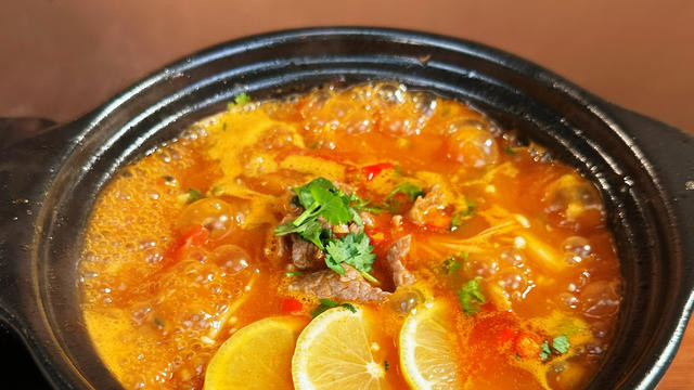 百香果番茄酸汤牛肉：把热带闪电倒进砂锅，一口酸到灵魂发光