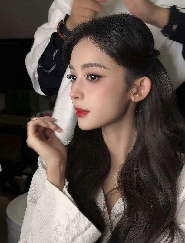 古力娜扎就算在后台都这么迷人嘛？拍摄状态美也就算了，在后台都这么美，这张脸一点瑕