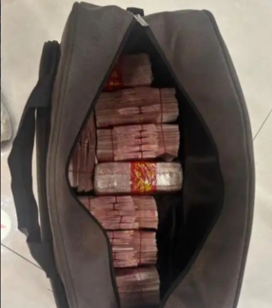 “活该她发财！”近日浙江一夫妻给顾客洗完车后，捡到一个装有40万现金的手提包，吓
