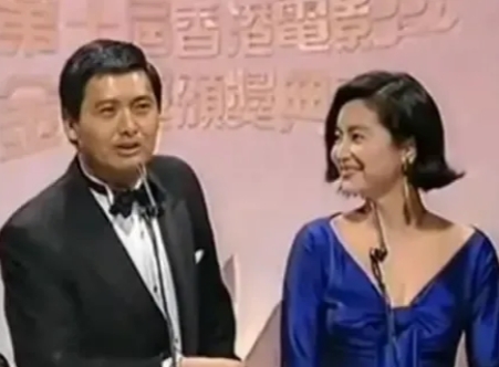 1991年，在金像奖颁奖典礼上，林青霞作为颁奖嘉宾在看到获奖名单后，便冲着坐在台