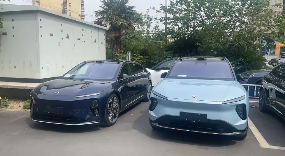 ET9和中型SUVES6谁空间更大？