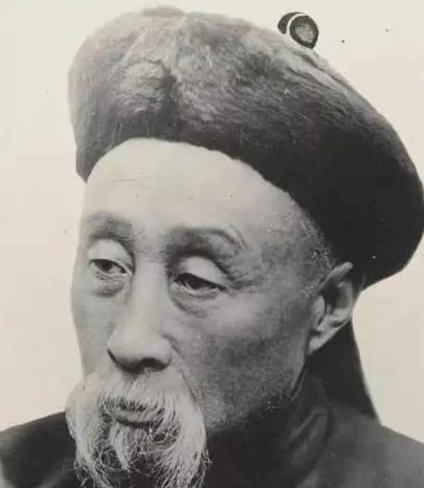 清朝末年，左公收复疆土一百六十余万，赵尔丰收复疆土也达到了一百二十余万，二人还有