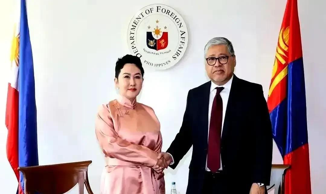 东亚海军强国蒙古国的外长巴特蒙赫最近访问了另一个海军强国菲律宾，两国在联合声明中