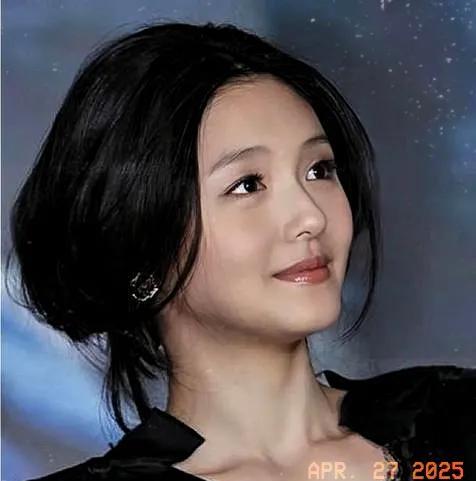 她，一位女性，和前夫离婚后，生活发生了巨变。前夫走了，带着S妈的阴影，留下了她和