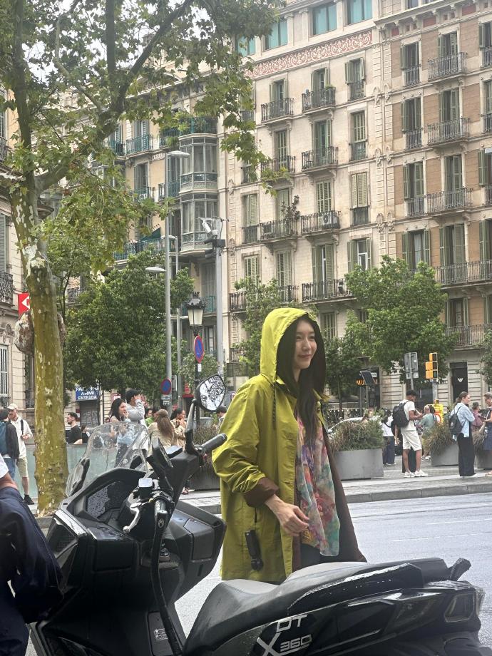 西班牙偶遇江疏影，本人好瘦好漂亮！在巴特罗之家门口，照片拍的没有本人美！