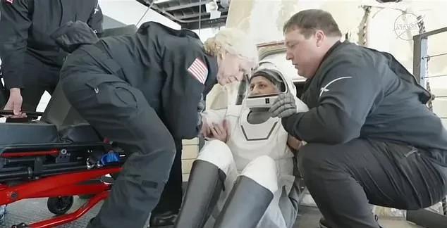 SpaceX龙飞船海上溅落，威廉姆斯和布奇·威尔莫尔从太空舱出来，救援人员把他们