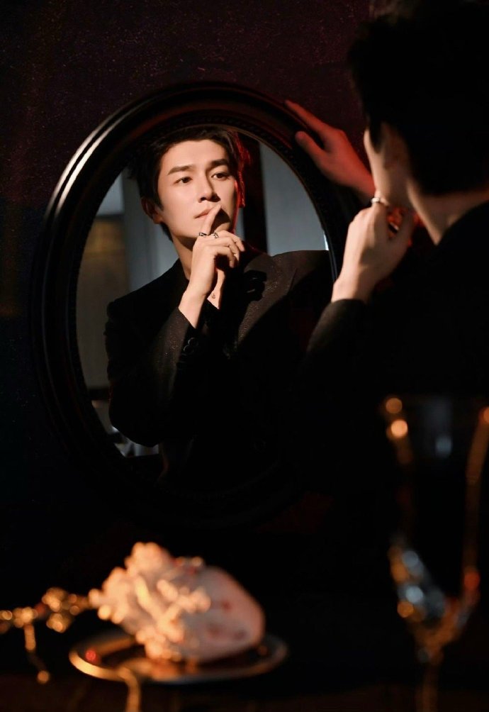 是芭莎艺术推广大使，更是西装“魅魔”！杨旭文这组大片将英伦绅士的优雅与东方男性的